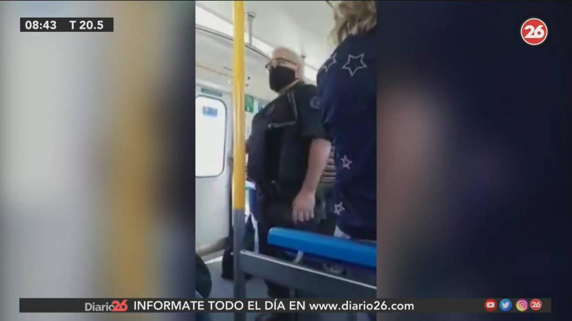 Policía a pasajeros sin barbijo en el tren Sarmiento, 