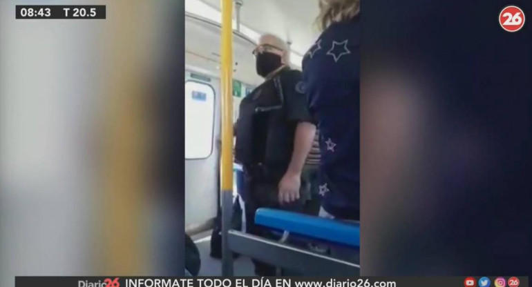 Policía a pasajeros sin barbijo en el tren Sarmiento, "Les voy a enseñar a que se interesen por el otro"	