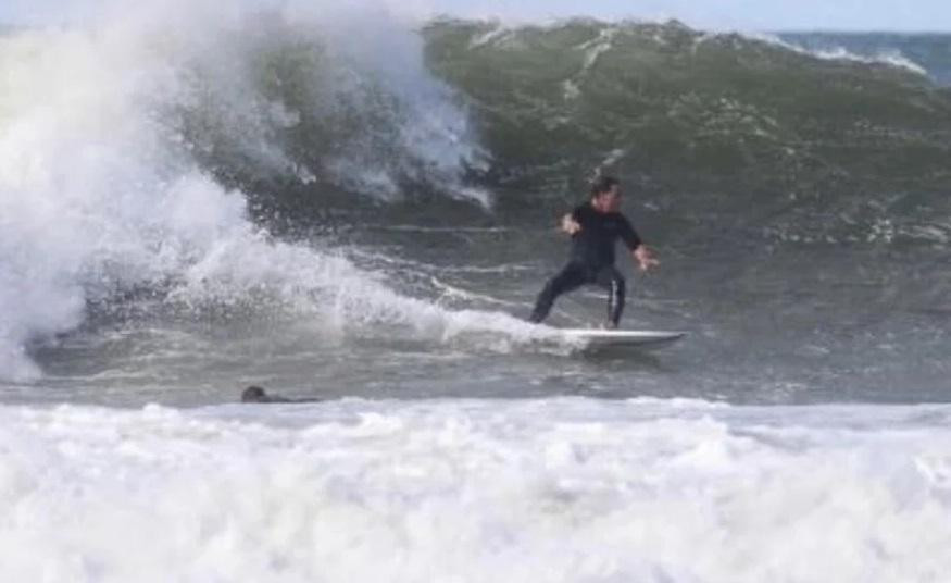 Luis Lacalle Pou haciendo surf, surfeando en Uruguay