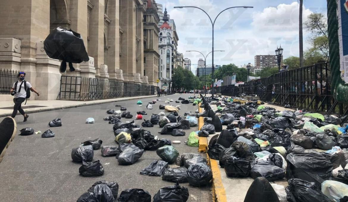 Bolsas en tribunales en marcha liberación de Milagro Sala. Foto: Twitter.