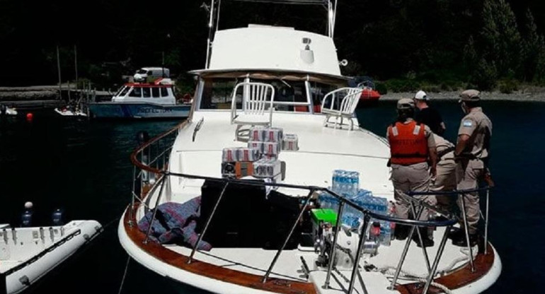 Desbaratan fiesta clandestina en barco en Bariloche