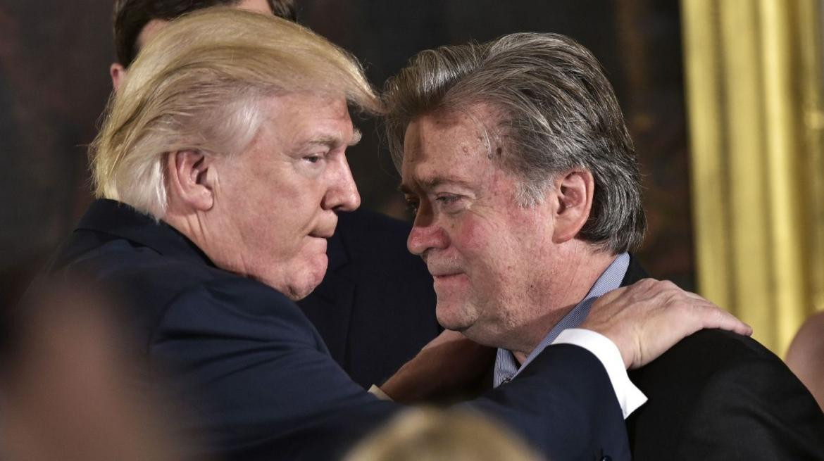 Trump junto a su asesor Bannon