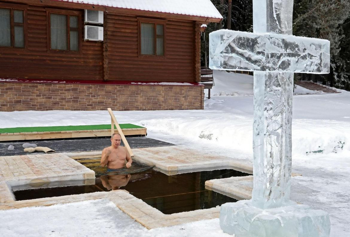 El presidente Putin se zambulló en aguas heladas para cumplir con un ritual religioso