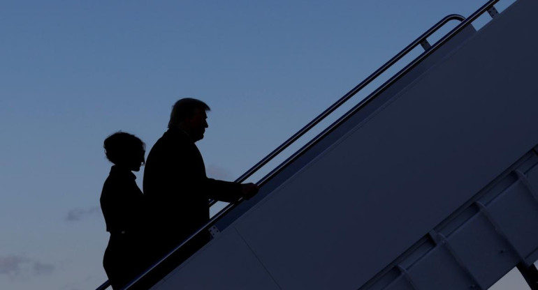 Donald Trump retirándose a su residencia de Mar A Lago en el Air Force ONe, REUTERS