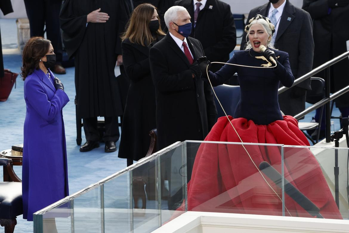 Lady Gaga cantando el himno en la asunción de Biden, REUTERS