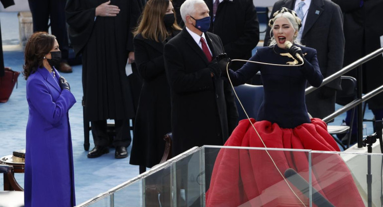 Lady Gaga cantando el himno en la asunción de Biden, REUTERS