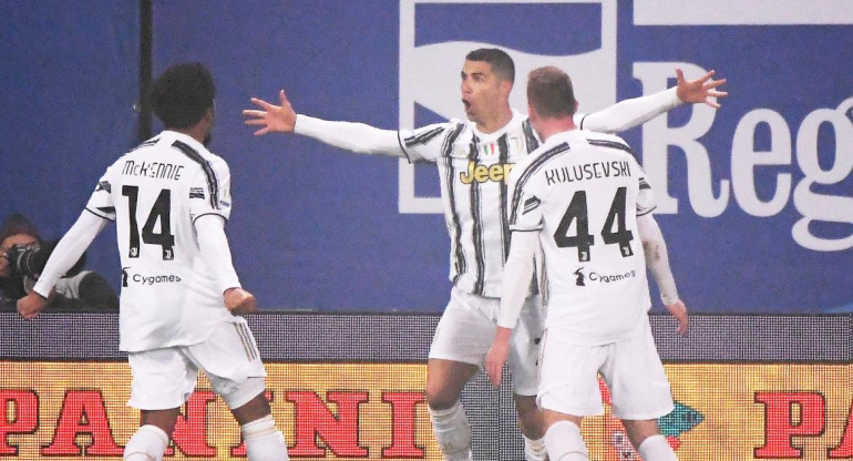 Festejo de Cristiano Ronaldo para Juventus en la Supercopa de Italia, REUTERS