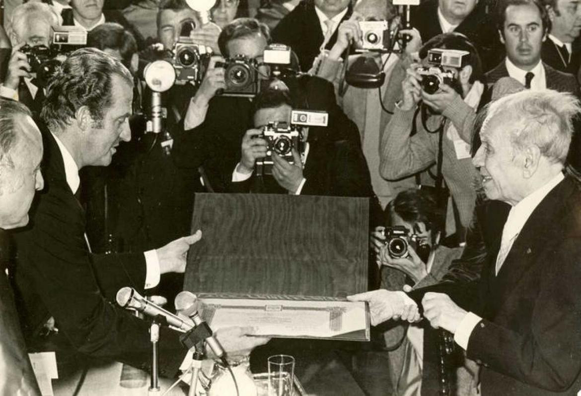 Borges recibiendo el premio Cervantes