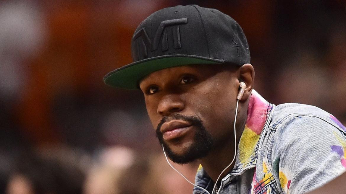 Floyd Mayweather ya se comprometió con su novia stripper Anna Monroe