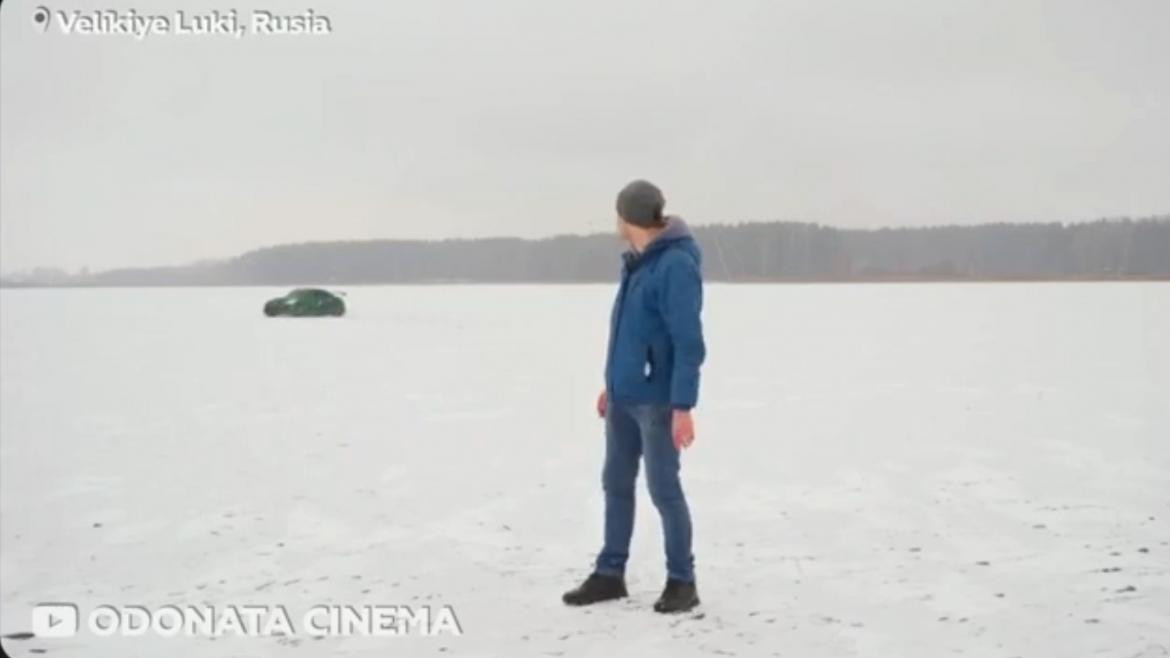Rusia: se le hundió el auto tuneado en un rio congelado 