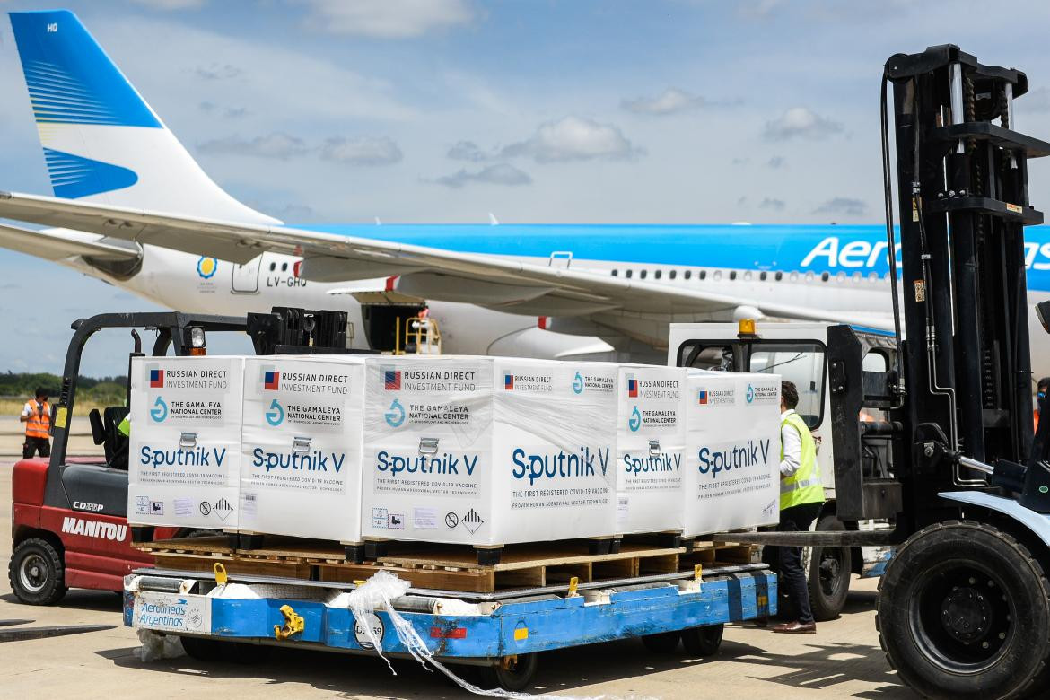 Avión de Aerolíneas Argentinas trae 220 mil dosis de vacunas Sputnik V de Rusia, NA