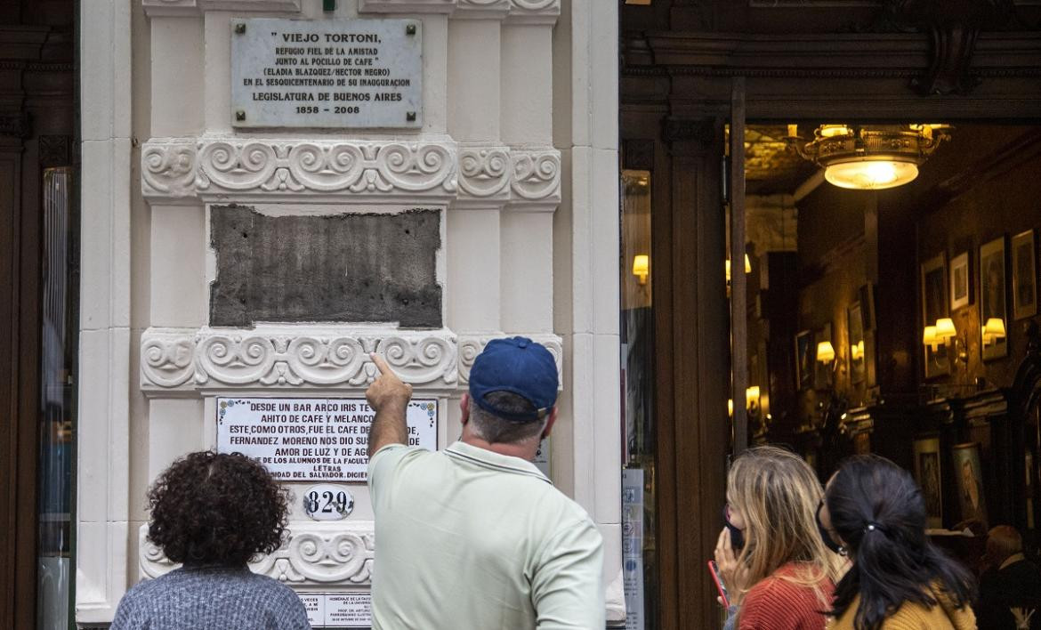 Robaron la placa insignia del histórico Café Tortoni, NA