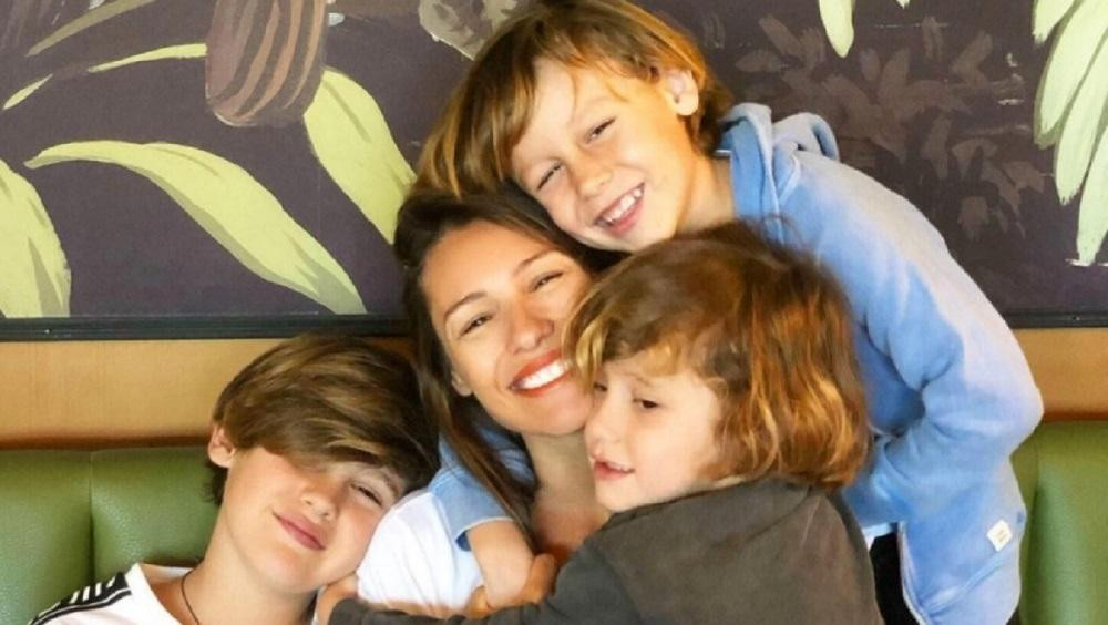 Pampita y sus hijos.