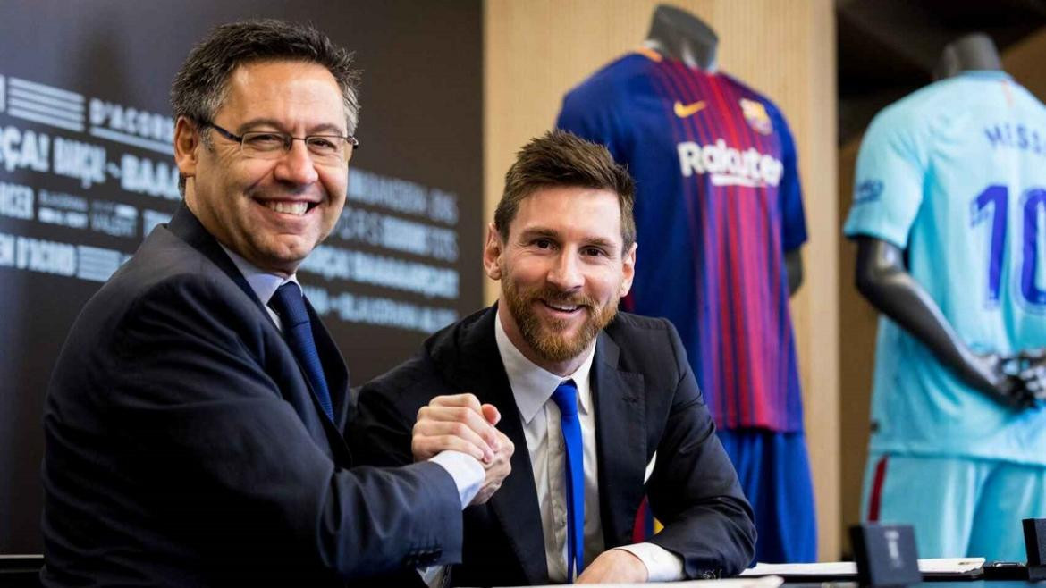 Lionel Messi y Bartomeu, ex presidente del Barcelona.