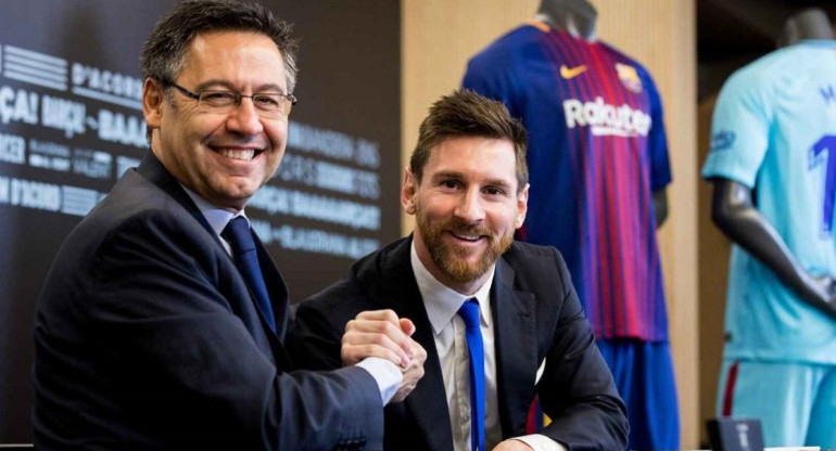 Lionel Messi y Bartomeu, ex presidente del Barcelona. Foto: Reuters.