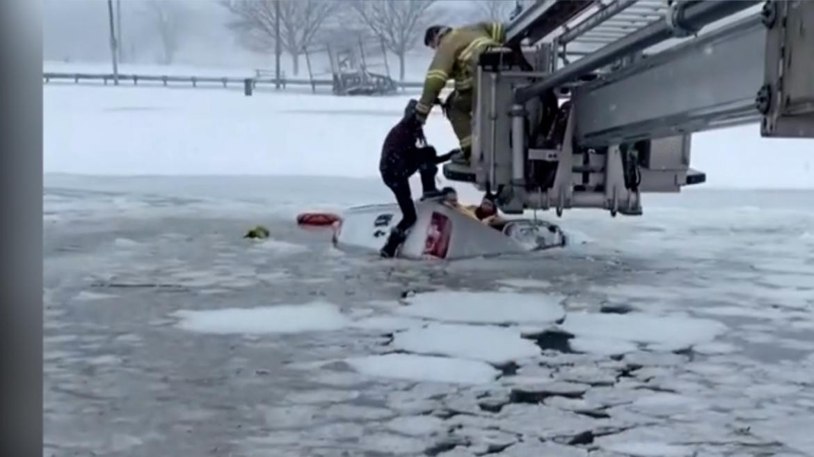 Camioneta con 2 personas cae a lago en Connecticut, se salvaron de morir congelados 