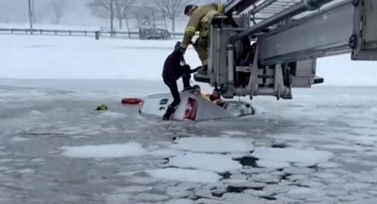 Camioneta con 2 personas cae a lago en Connecticut, se salvaron de morir congelados 