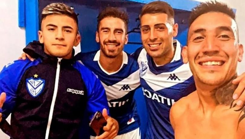 Thiago Almada y Miguel Brizuela, junto a Ricardo Centurión y Juan Lucero