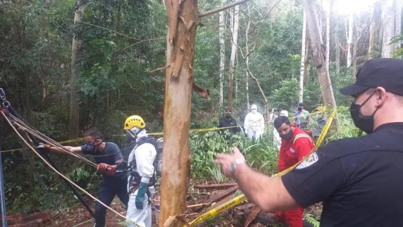 Hombre en pozo de agua en Misiones