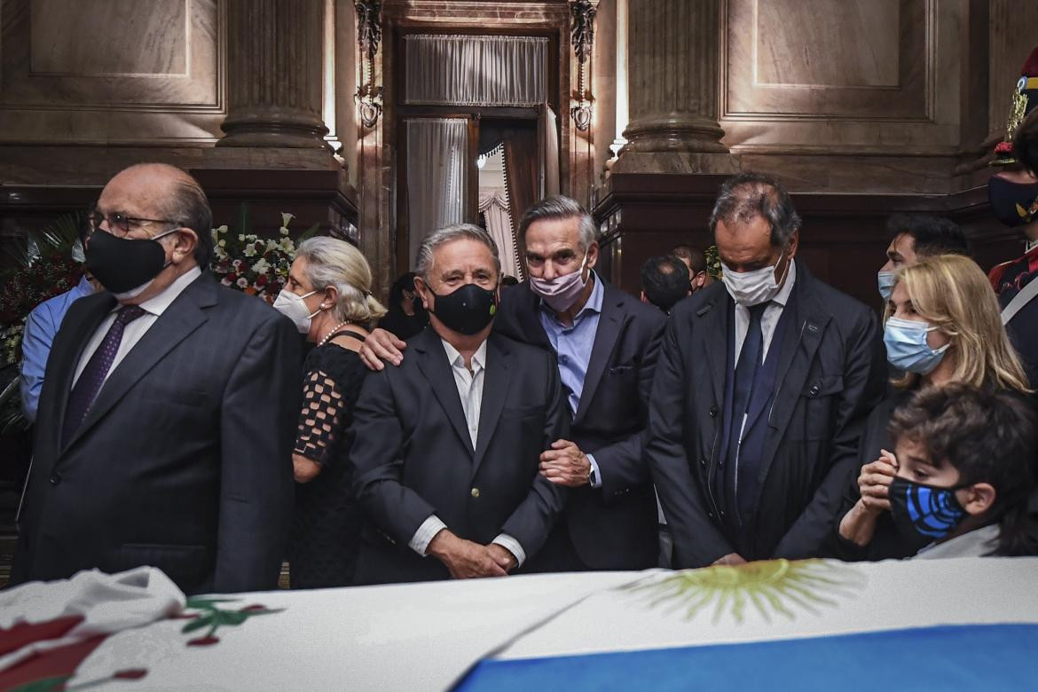 Duhalde, Pichetto y Scioli en el velatorio de Carlos Menem, NA