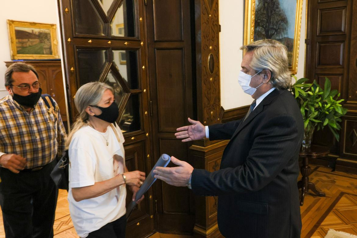 Alberto Fernández junto a los padres de Úrsula Bahillo, AGENCIA NA