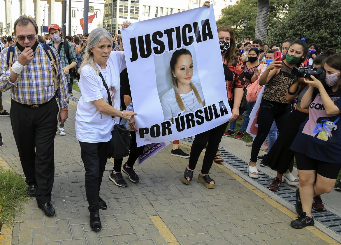Marcha por Úrsula Bahillo, su madre sosteniendo su foto, NA