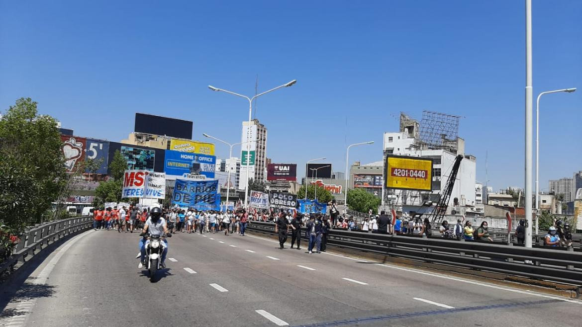 Masiva marcha de Barrios de Pie: cortan la 9 de Julio y protestan en el Ministerio de Desarrollo