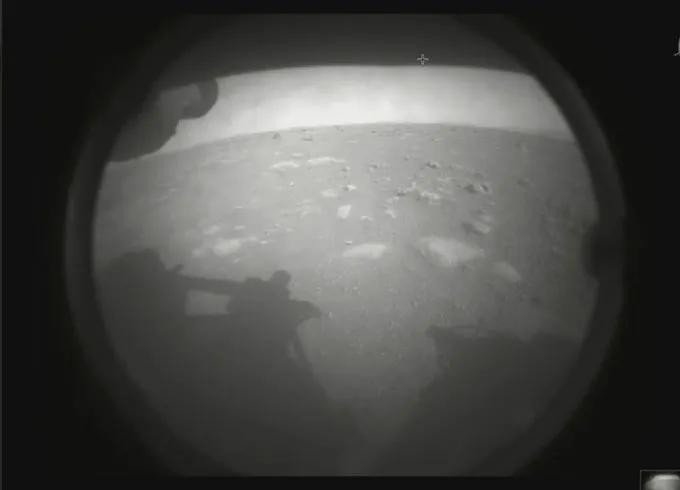 La primera imagen emitida por el Perseverance desde Marte
