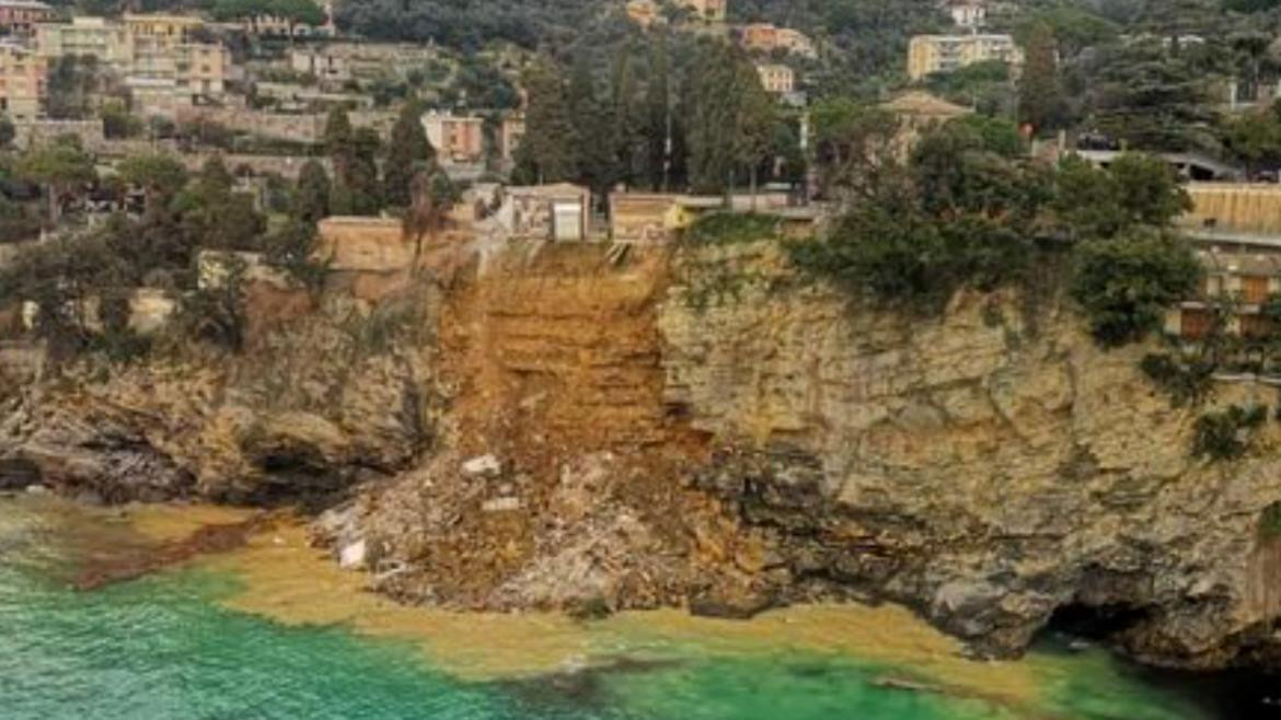 Italia, cementerio en acantilado