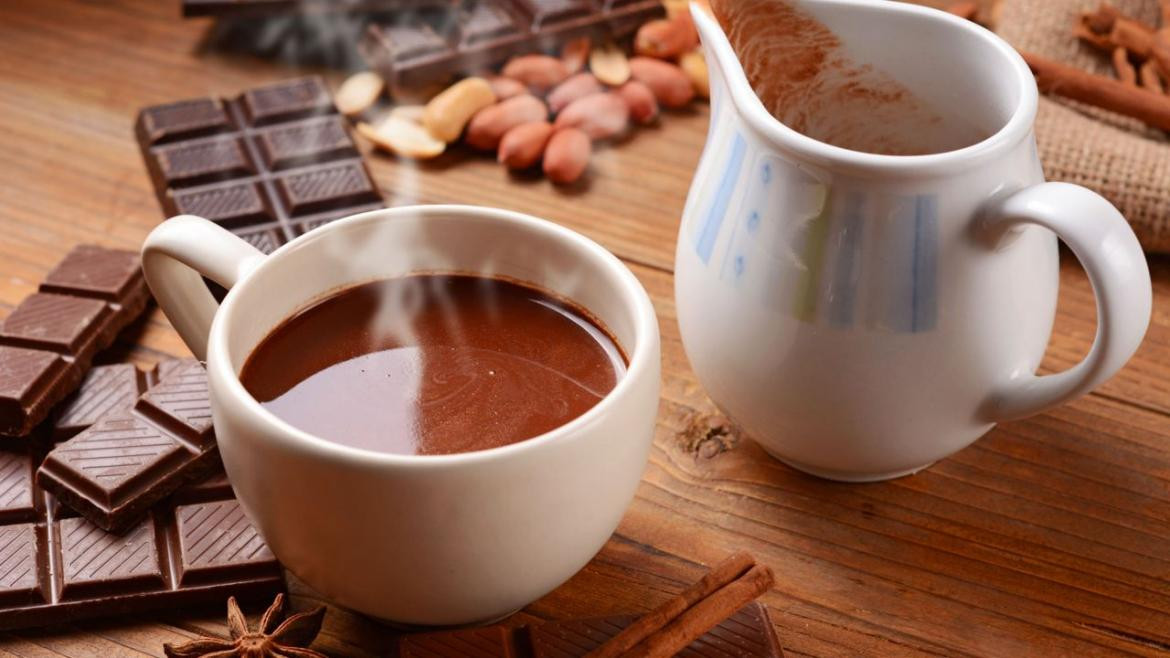 Chocolate en taza y chocolate en barra