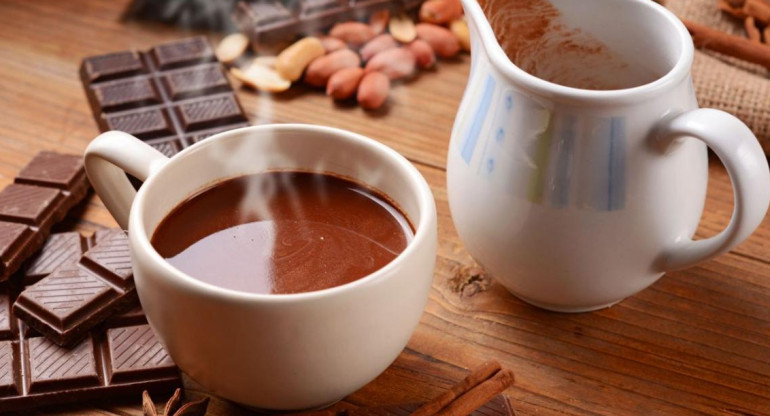 Chocolate en taza y chocolate en barra