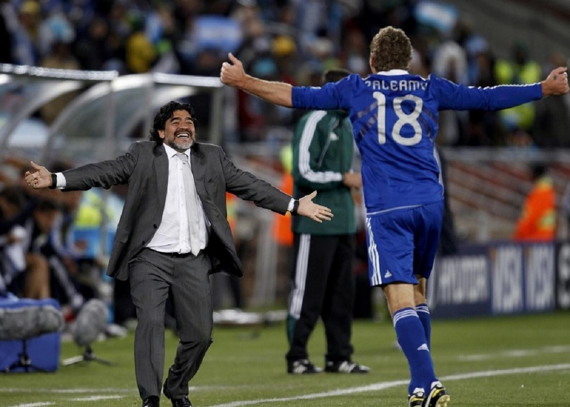 Diego Maradona y Martin Palermo, Reuters.