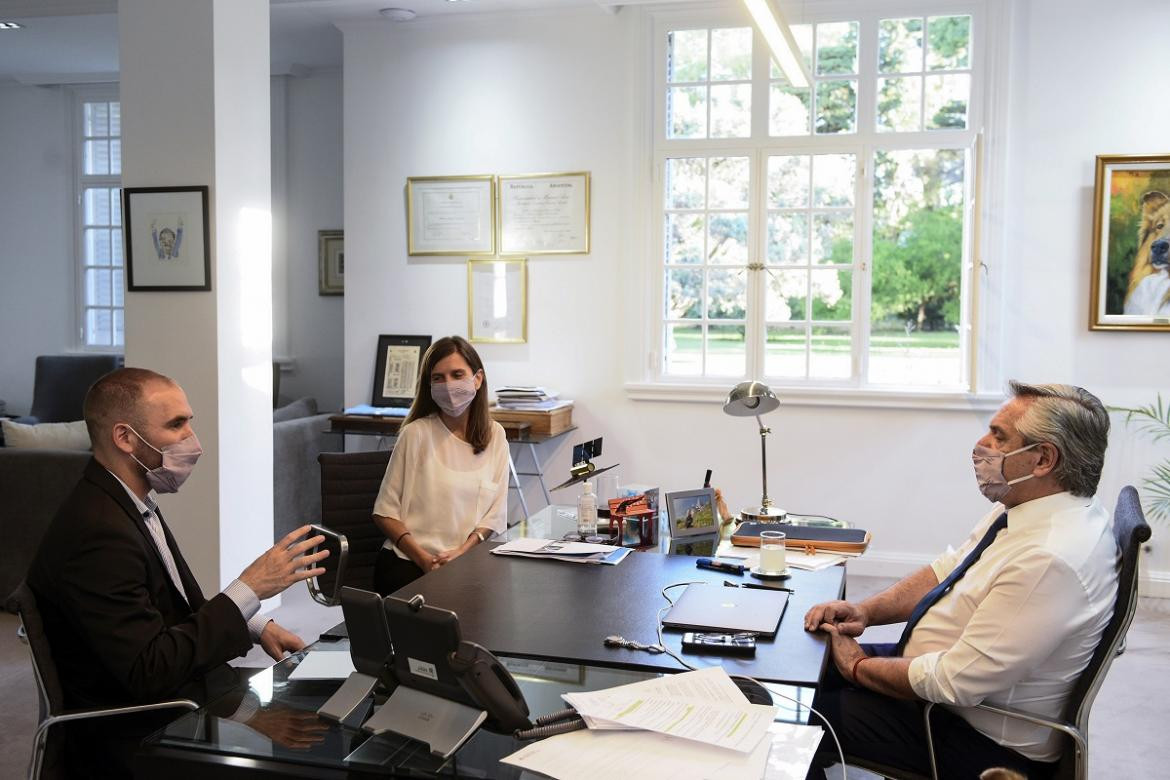 Alberto Fernández junto a Martín Guzmán y Fernanda Raverta. (Foto: Presidencia)