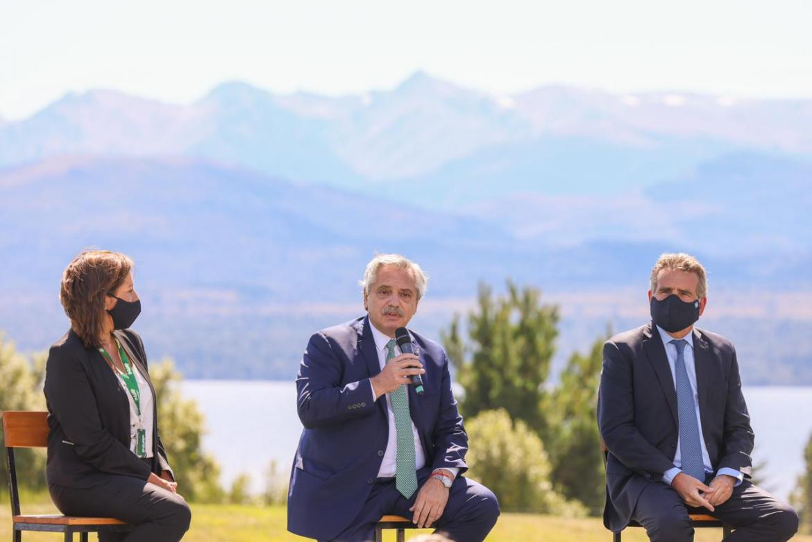 Alberto Fernández en la planta de INVAP en Bariloche