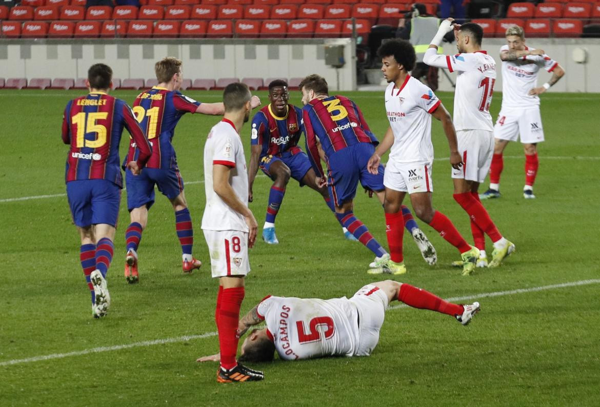 Festejo de Pique para el triunfo de Barcelona ante Sevilla por Copa del Rey, REUTERS