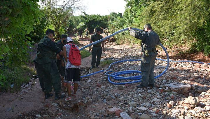 Traficaban aceite comestible a Bolivia a través de una manguera por la frontera, Fotos de Gendarmería Nacional