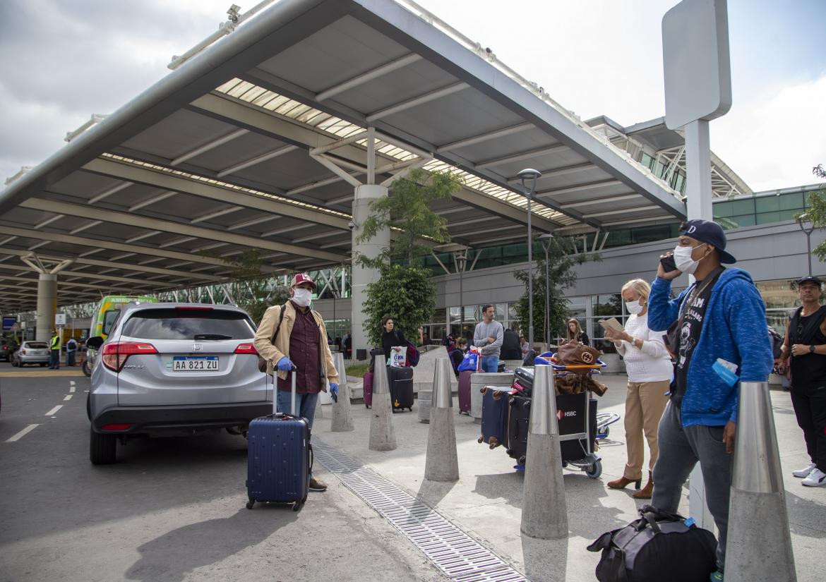 Argentinos y extranjeros en aeropuerto, pandemia de coronavirus, NA