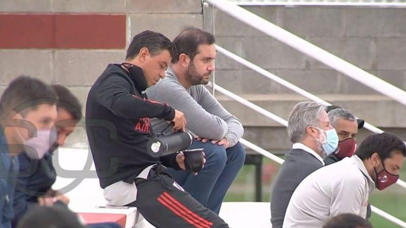 No para: Gallardo llegó de Santiago del Estero tras ganar la Supercopa y se fue a ver a la Reserva de River