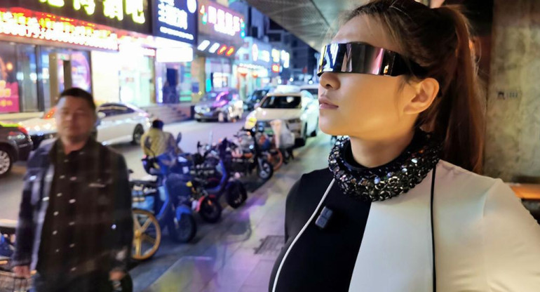 Tecnología, viral, Naomi Wu prueba su collar inhibidor de micrófonos, Youtube, Naomi Wu, SexyCyborg
