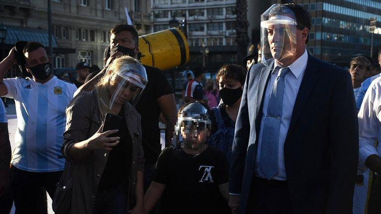 Verónica Ojeda junto a Dieguito Fernando en la marcha por Diego Maradona