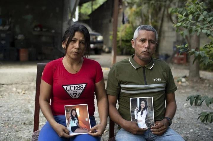 Femicidios en Venezuela, Mileidys Torrealba y Eduard Jose Falcon, familiares de otra mujer asesinada. Foto AFP