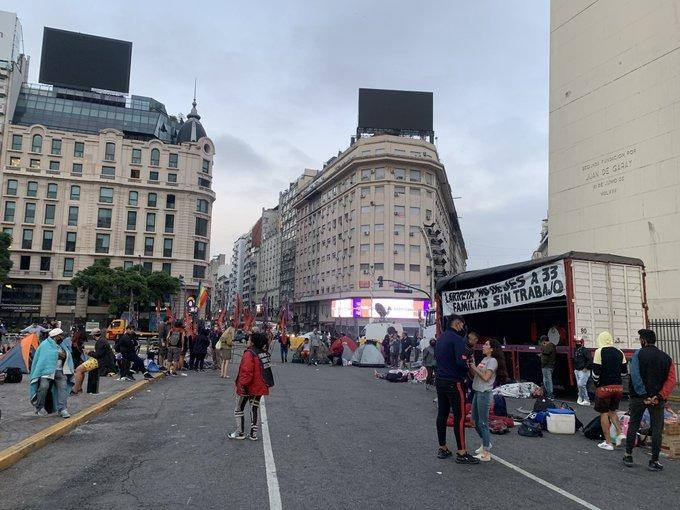 Organizaciones sociales acampan en el Obelisco