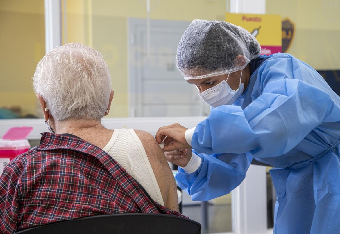 Vacunación de adultos mayores contra el coronavirus en Argentina, NA.