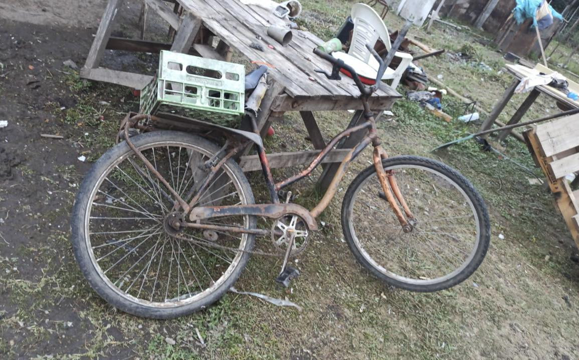 Bicicleta que abandonó el sospechoso de haber llevado a Maia en su recorrido con la niña. Foto NA
