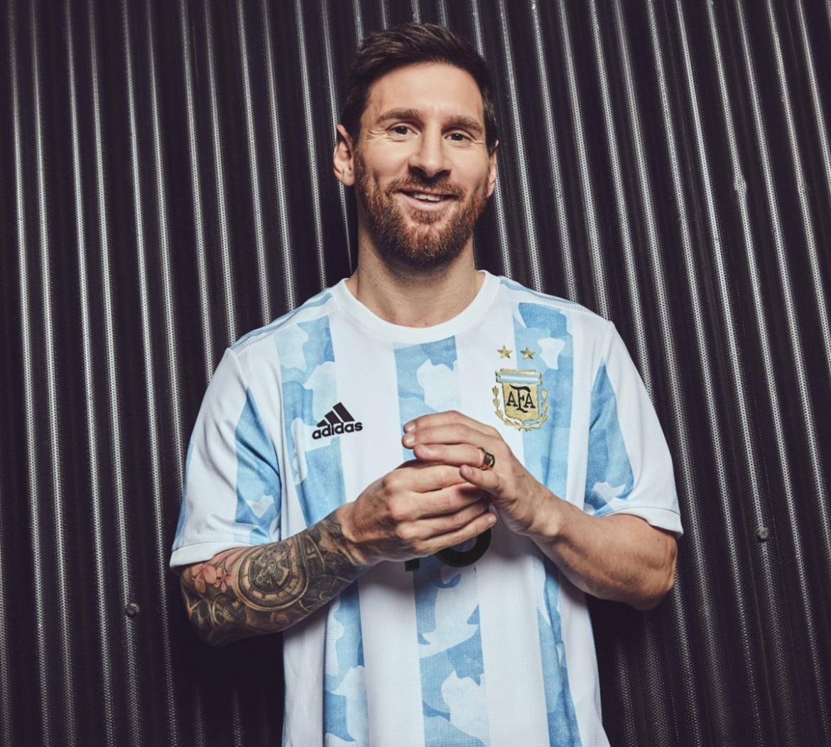 Lionel Messi con la nueva camiseta de la selección argentina.