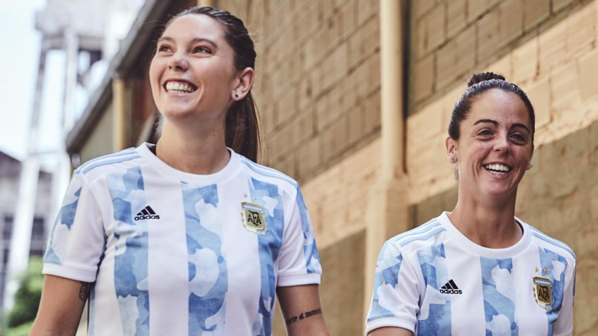 Selección femenina de fútbol con la nueva camiseta.
