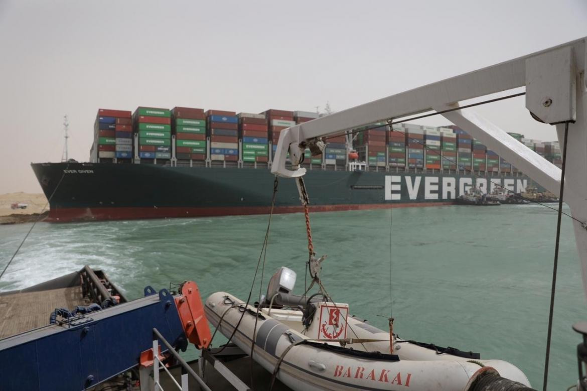 Encalló un carguero y bloqueó el Canal de Suez