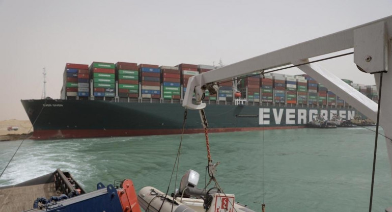 Encalló un carguero y bloqueó el Canal de Suez