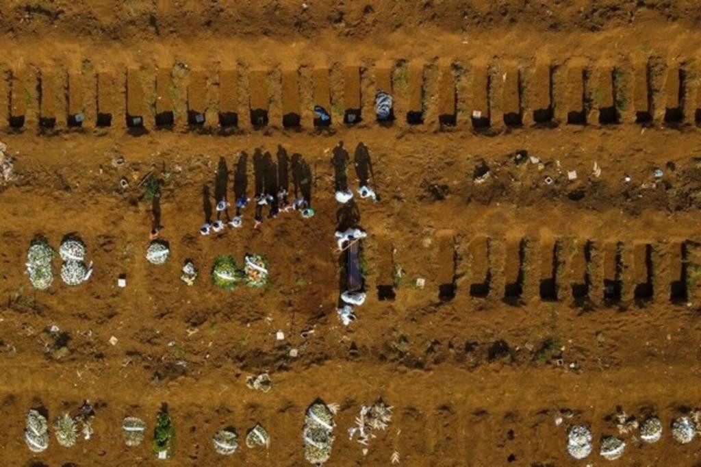 Entierros en el cementerio de Vila Formosa, San Pablo; Brasil