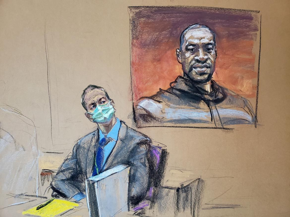 Derek Chauvin en la corte con una imagen de George Floyd detrás, REUTERS